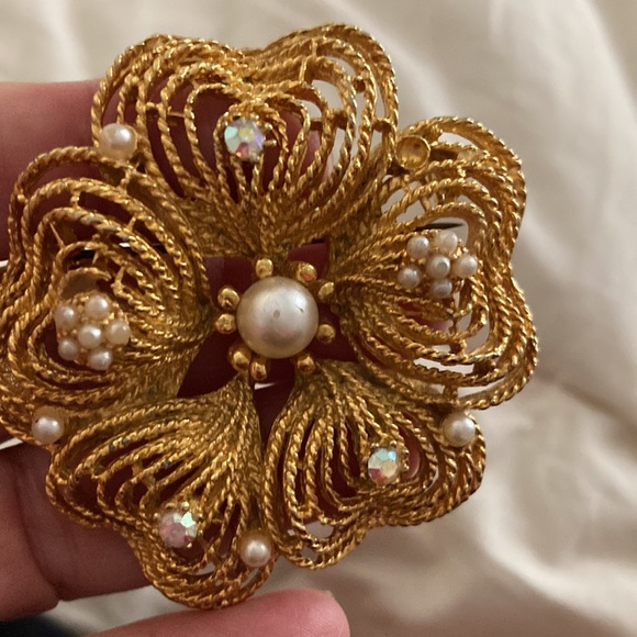 Gorgeous aurora borealis seed faux pearl brooch. - Picture 4 of 6